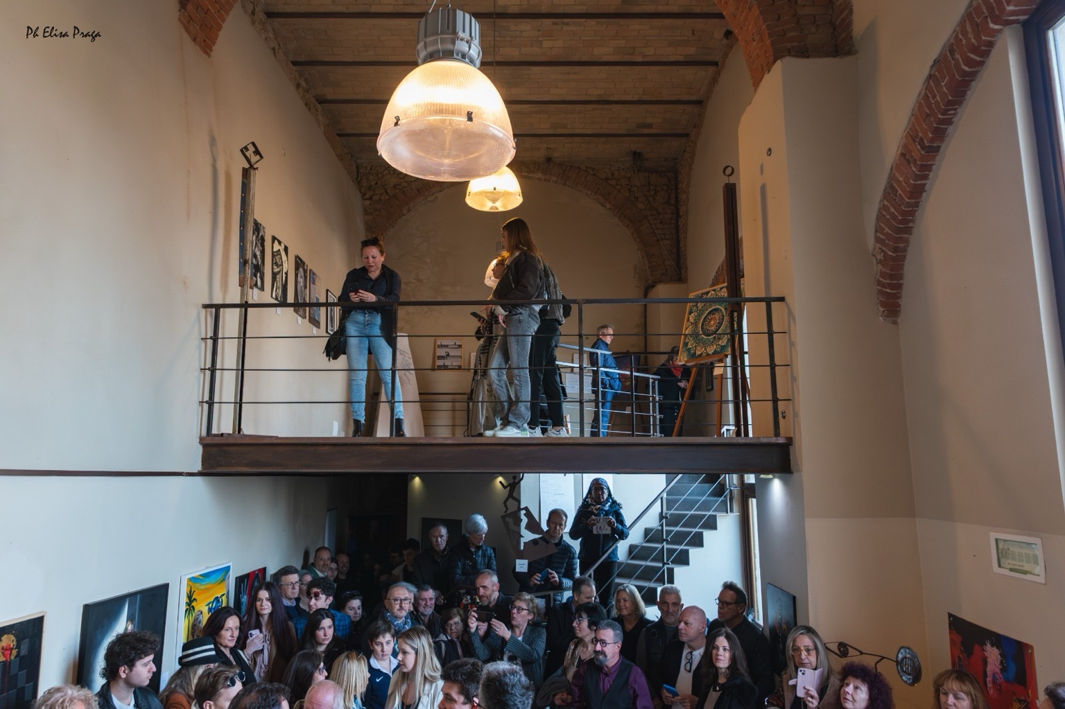 Visitatori e opere sul soppalco di Moncalvo Expo