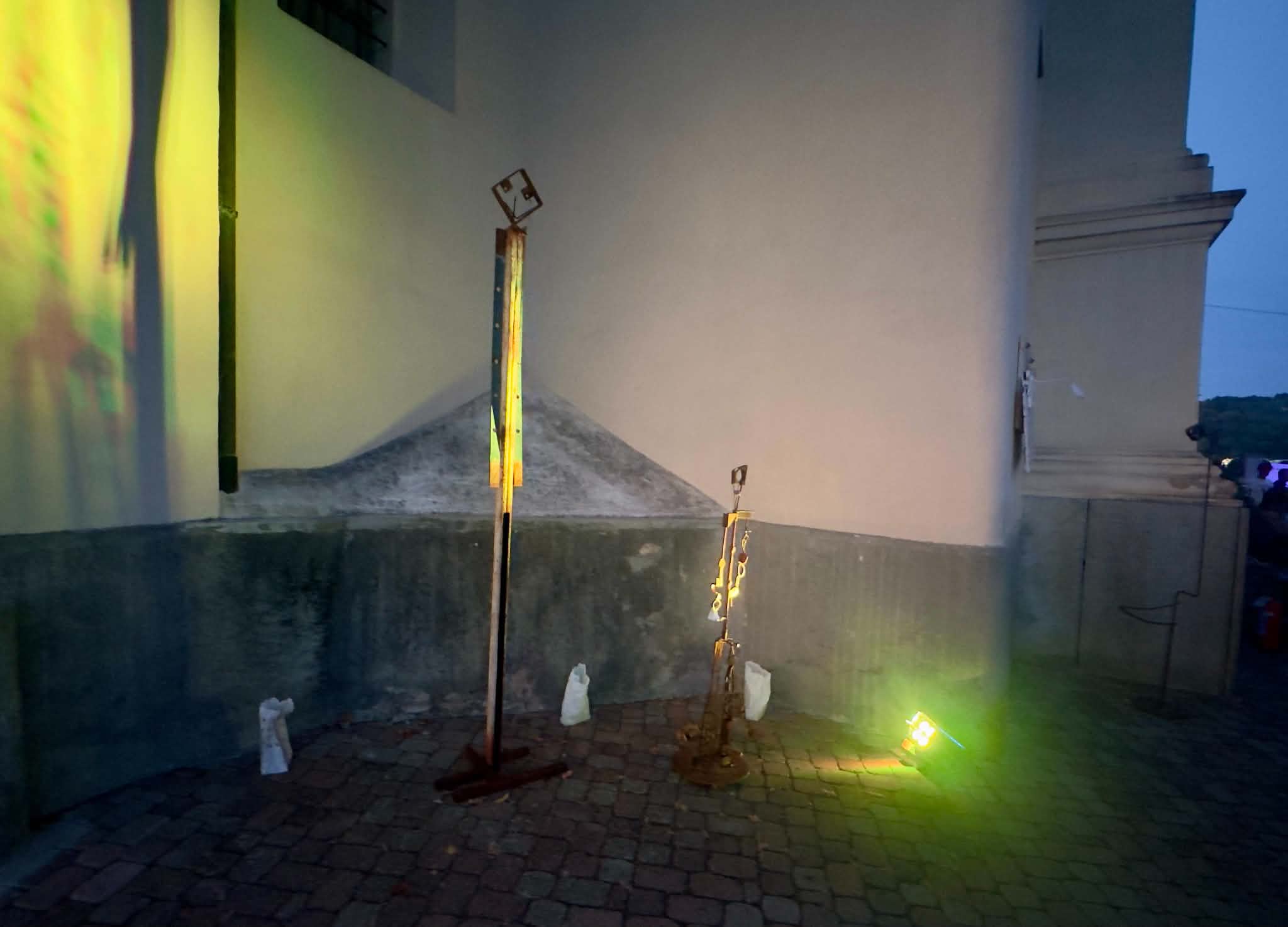 Veduta delle sculture all’esterno della chiesa al crepuscolo