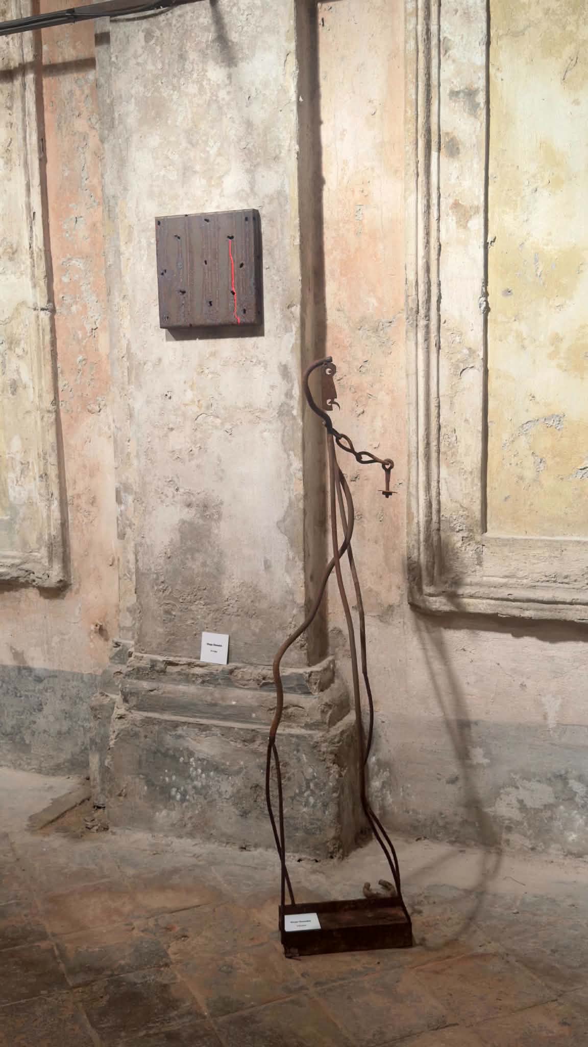 Figura curva in ferro con una chiave