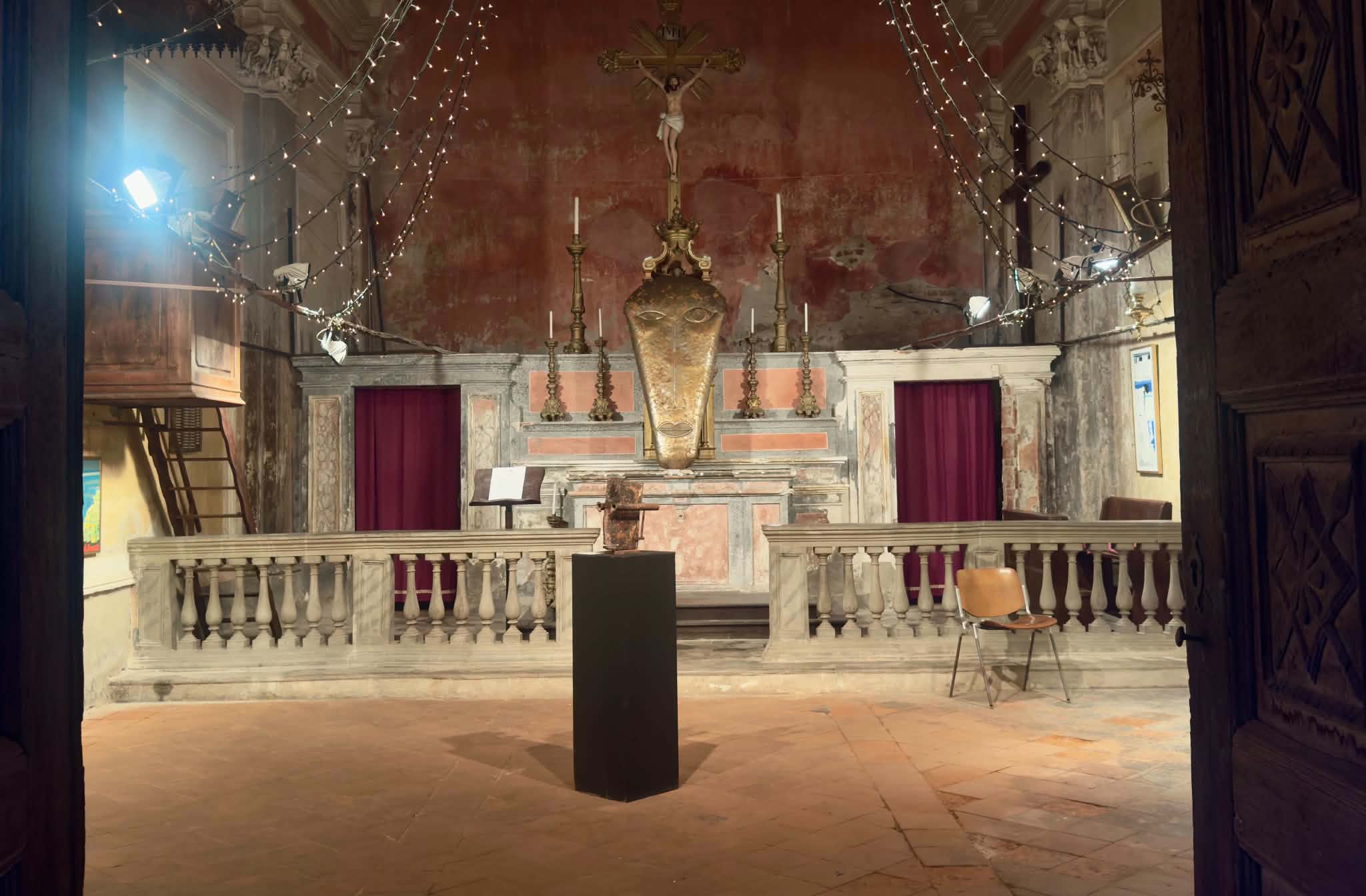 Veduta dell’allestimento della mostra davanti all’altare